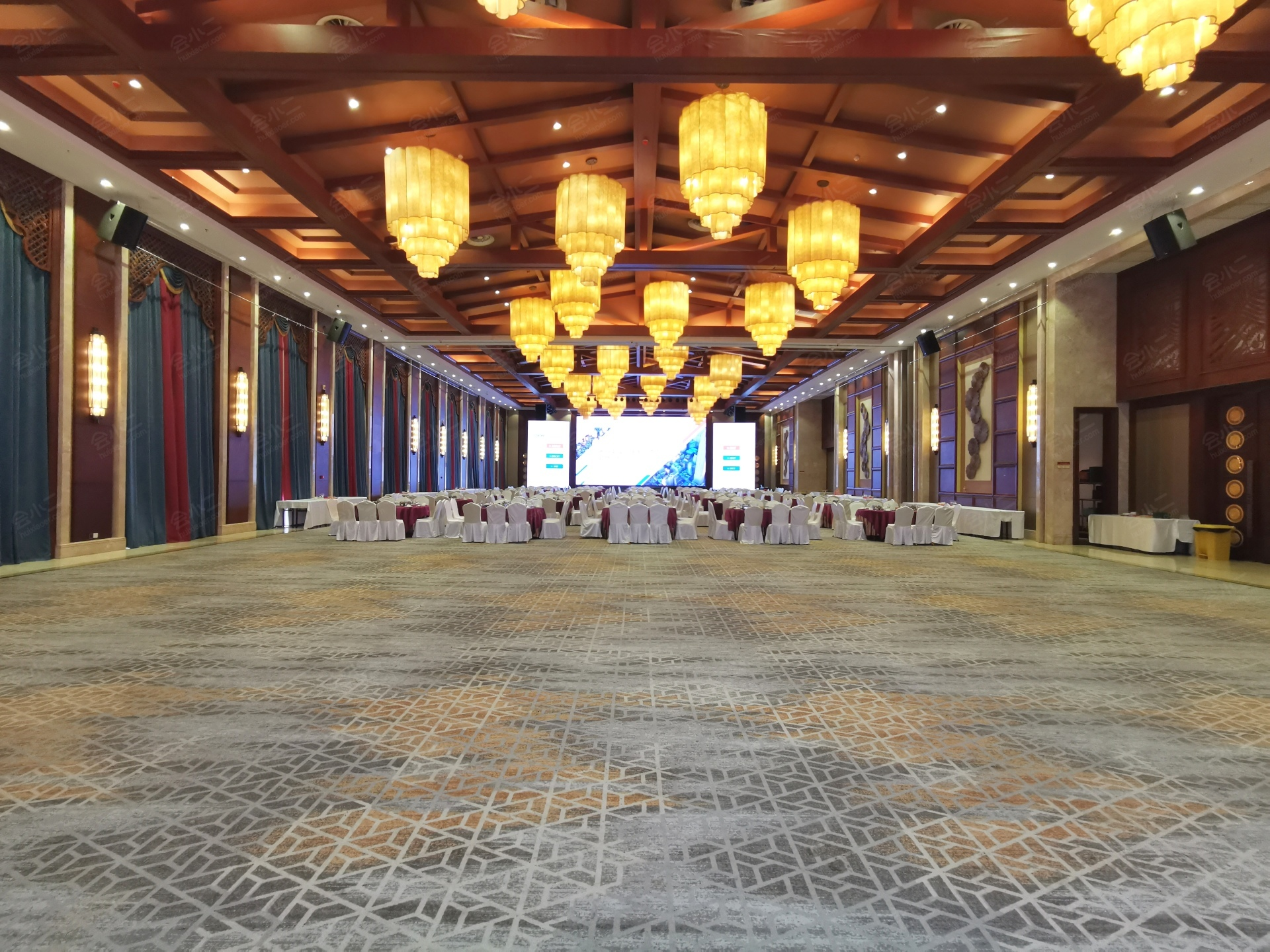 Sky Hall 1 set with round tables